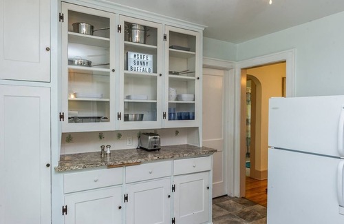 Kenmore Apartment | ☀️ Safe Sunny Spotless ☀️ Deep Cleaned ☀️ Crib