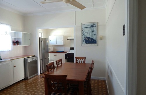 Lota House | Sailor's Rest Holiday House