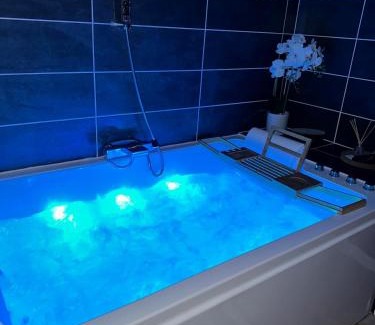 Saint-Quentin Apartment | Sakura Suite - Jacuzzi and Cinema
