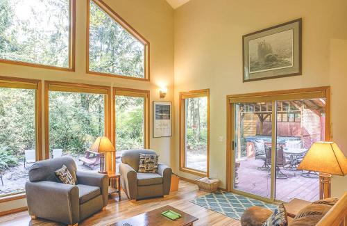 Brightwood House | Salmonberry Retreat - Meredith Lodging