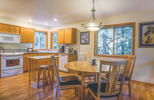 Brightwood Cabin | Salmonberry Retreat on the River, Fireplace, Hot Tub. Dogs Welcome