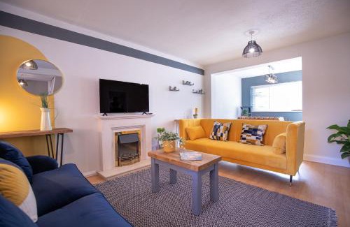Ashby-de-la-Zouch House | Saltbox Properties- LARGE! 3 bed, 3 bath house, parking, fast wifi, town centre location! sleeps 6