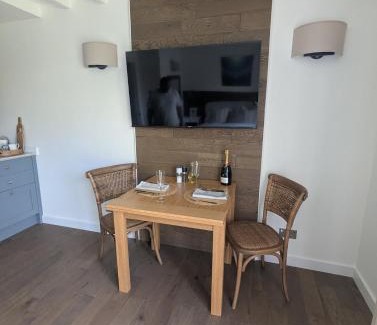 Seaview Apartment | Saltwater Lodge - Air Conditioned 75yrd to the sea