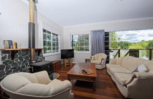 Mount Samson Villa | Samford Lakes Rural Accommodation