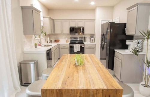 Wetmore House | San Antonio Retreat Family Home. 4/2.5 w/Yard