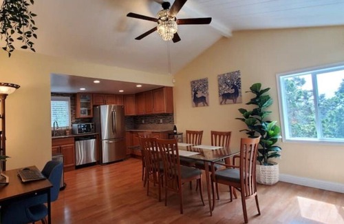 El Sobrante House | San Francisco 20 miles away and Napa Valley a 30-mile drive.
