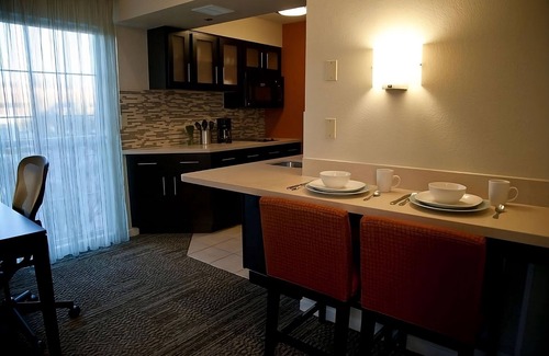 San Bruno Hotel | San Francisco Tour! 2 Spacious Units, Free Breakfast, Full Kitchen, Outdoor Pool
