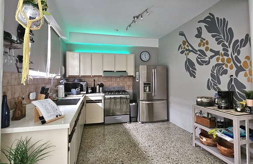 Gobernador Pinero House | San Juan Charm: Forest Edge Retreat, City Access & Gated Privacy Close to Beach.