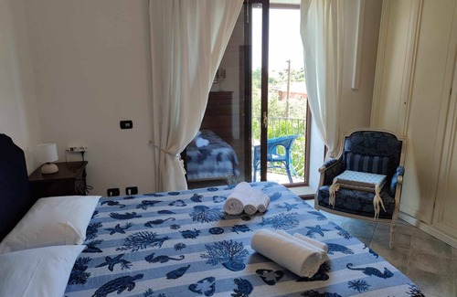 Buddittogliu Straulas House | San Teodoro Borgo Straula comfort room with hydromassage tub