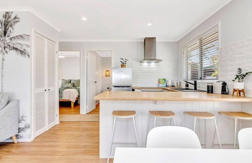 Aldinga Beach Cabin | Sanbis Cabin~hidden boutique retreat, sea views