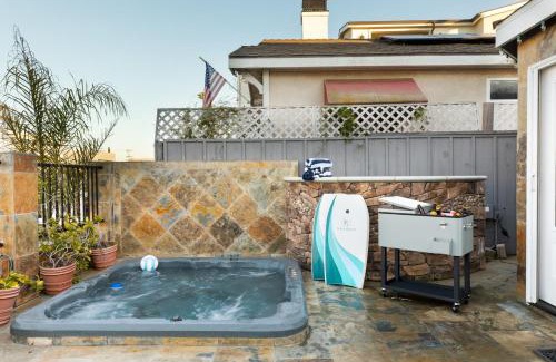 Balboa Peninsula House | Sand Castle by AvantStay Beach House on Balboa Peninsula w Patio Hot Tub