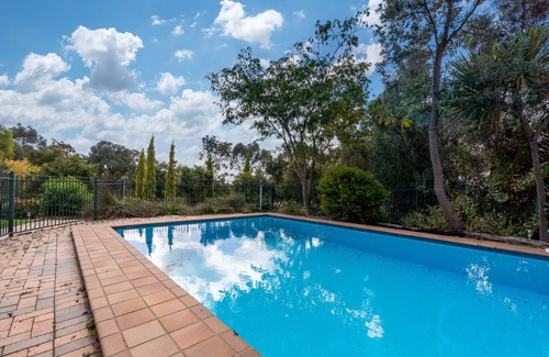 Orange East House | Sandhurst - Stunning Retreat - Pool & Tennis Court