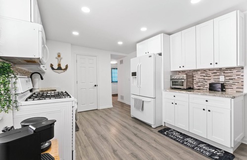 Keansburg Cottage | Sandpiper Place: 1 block to free beach w/NY views. 30min to NYC. Private drive.