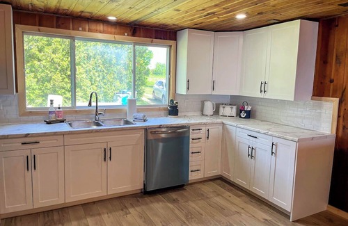 Bayfield Cottage | Sandy Edge Retreat-Awesome Beach! - Private Lake Access