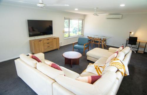 Seacliff Park House | Sandy Pool Shack - Pet Friendly