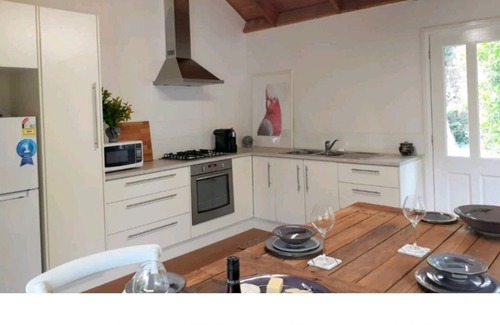 Healesville House | Sandy's pottery cottage with lush green gardens