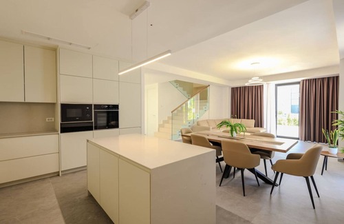 Ishem House | SanPietro Premium Deluxe Plus Villa
