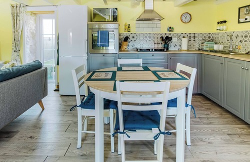 Villeneuve-la-Comtesse Cottage | Sans Souci Gites - Wisteria - 3 Stars