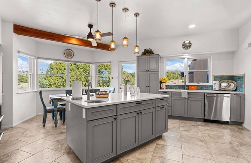 La Tierra House | Santa Fe Luxury | Hot Tub, Views , Fire Pit | Close to Plaza | Monthly Rates