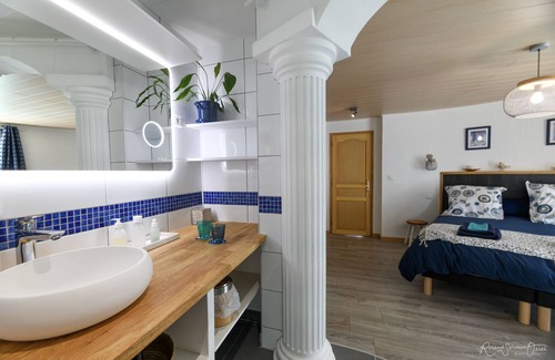Montreuil House | Santorini bed and breakfast with terrace and swimming pool