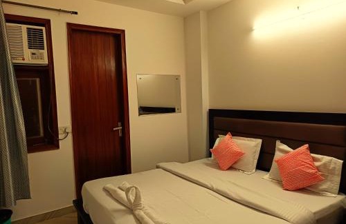 Jangpura House | Sapphire Home Stay Near Nizamuddin Railway Station