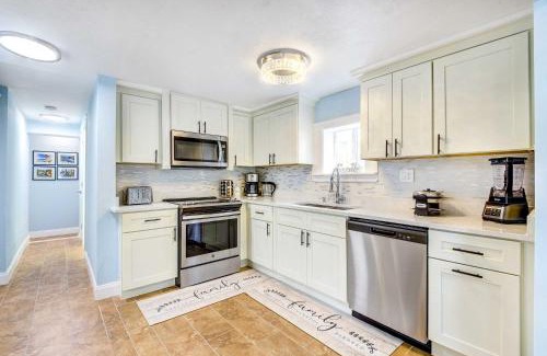 Bayou Oaks House | Sarasota Home with Screened Porch, Walk To Zoo!