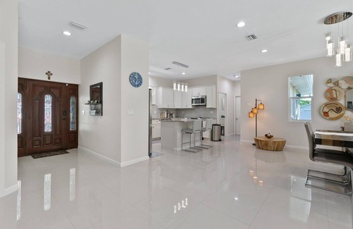 Bayou Oaks House | Sarasota House, A Perfect Beach Getaway! Spacious 4-bedroom house & Pool !
