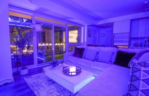 Innisfil Condo | Sauna*King Bed*Fireplace*Smart TV*Queen Sofa Bed*Coffee Bar