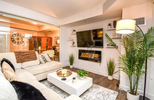 Innisfil Apartment | Sauna*King Bed*Fireplace*SmartTV