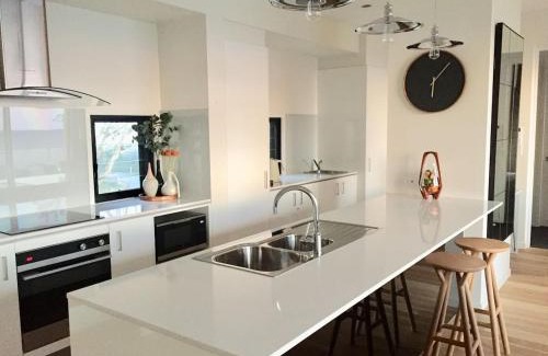 Booroobin Villa | Scandinavian Cabin - Maleny - One Bedroom