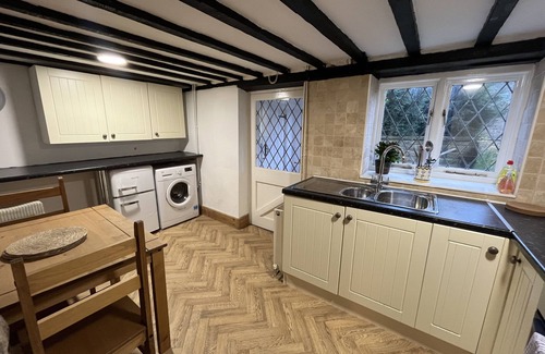 Newmillerdam Cottage | Scenic 2 Bedroom Cottage, Newmillerdam