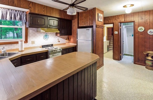 White Lake Cottage | Scenic 4BR Lake View Cottage