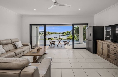 Coomera House | Scenic 5-Bed Riverview Classic & Relaxing Escape