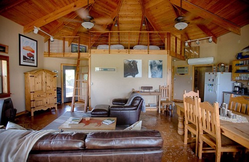 Lawton Cabin | Scenic Ridge Cabin - Wichita Mountains, Oklahoma - Incredible Mountain Views