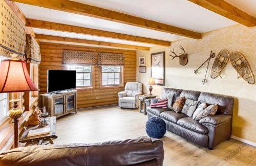 Sweetwater House | Scenic Views and Game Room Garden City Retreat!