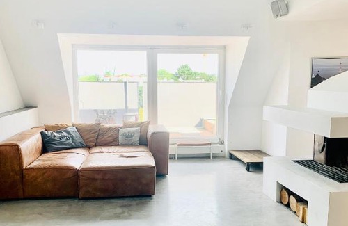Moosach Apartment | Schöne Dachgeschoss-Maisonette Wohnung