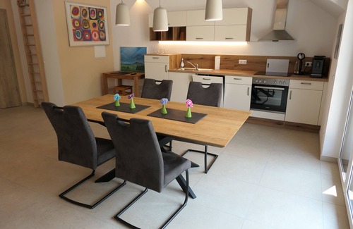 Singen Apartment | Schöne Grosse Ferienwohnung 67qm mit Grossem Balkon, 2 Schlafzimmern 4 Pers