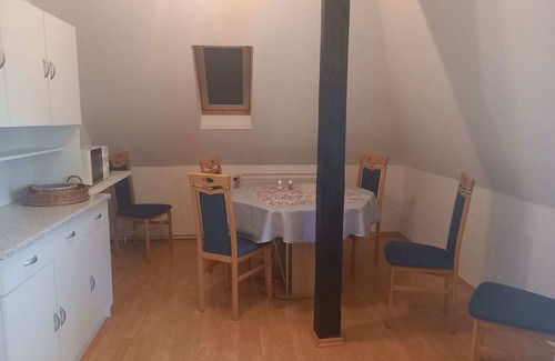 Testorf-Steinfort Apartment | Schöne Zweizimmer-Ferienwohnung mit Pool im Garten