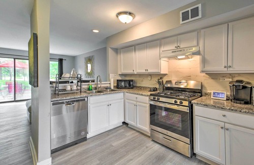 Schaumburg House | Schaumburg Townhome ~ 30 Miles to Chicago!