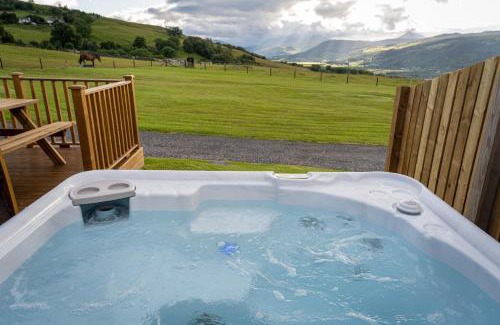 Aberfeldy Apartment | Schiehallion Luxury Glamping Pod with Hot Tub at Pitilie Pods