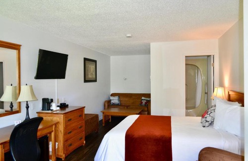 Sundre Hotel | Schott's Lake Conference & Resort