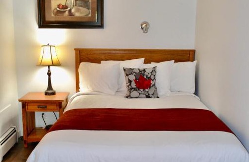 Sundre Hotel | Schott's Lake Conference & Resort