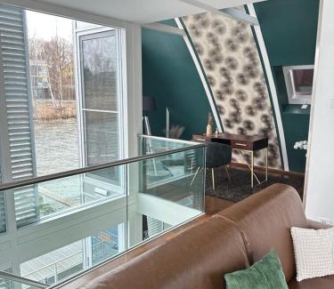 Geierswalde Villa | schwimmendes Ferienhaus Silent