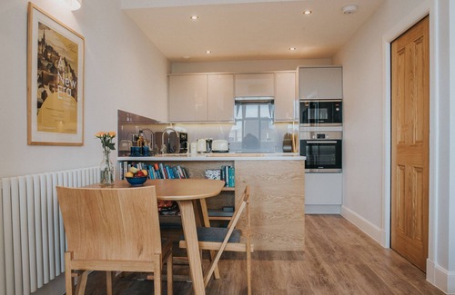 West End Apartment | Scottish Apartment with Amazing Castle Views