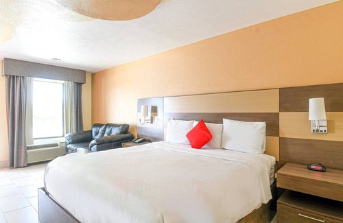 Conroe Hotel | Scottish Inns & Suites Shenandoah Woodlands Mall, King Suite, Free Parking