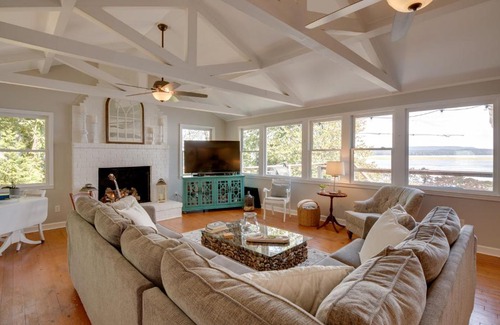 Groveoak House | Scottsboro Vacation Rental on Guntersville Lake!