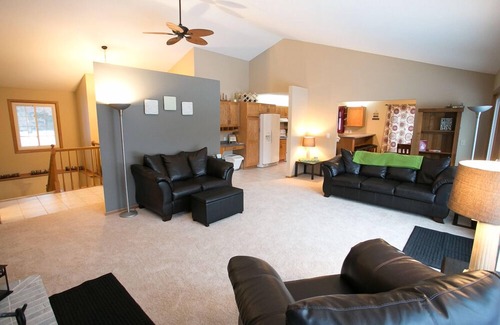 Rochester House | Scrapbooking/Vacation Retreat House Close To Mayo Clinic. Waterfront, peaceful!