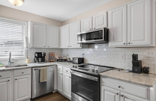Wake Forest House | Screened-In Porch | Pet Friendly | Adjustable King Beds