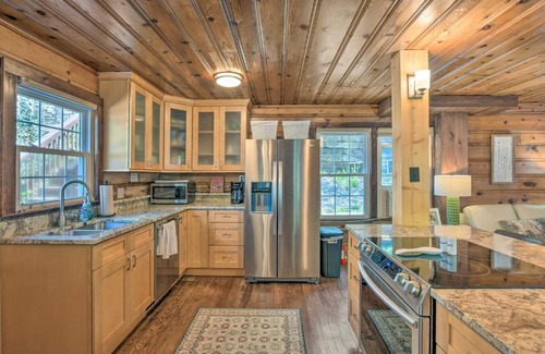 Lynn House | Screened Porch and Grill Waterfront Landrum Cottage