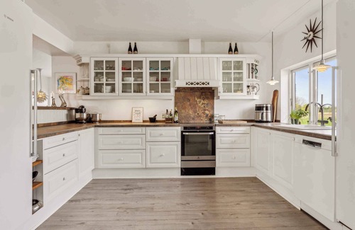 Nyborg Cottage | Sea and meadow views – space and calm